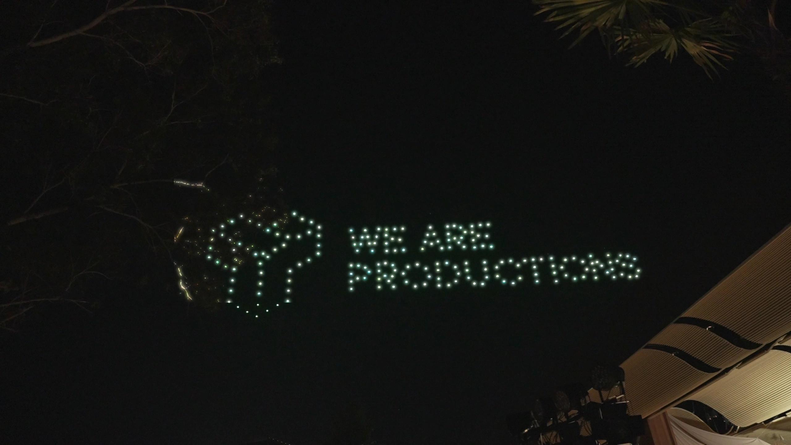 Logo We Are Productions dari cahaya drone hijau, dilihat dari area garden.