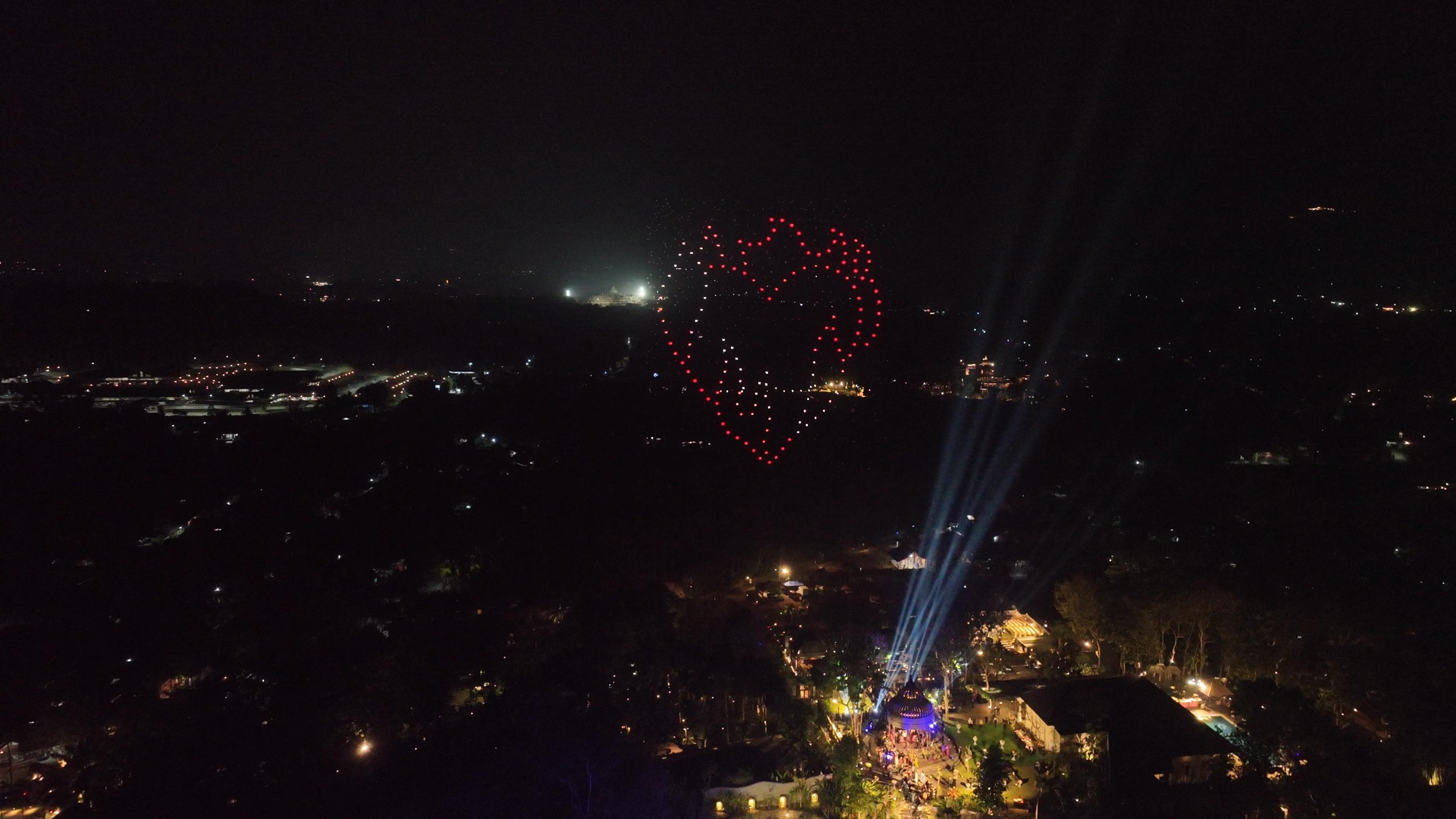 Formasi drone menyerupai emoji hati berapi pada wedding Rahmani & Glen.