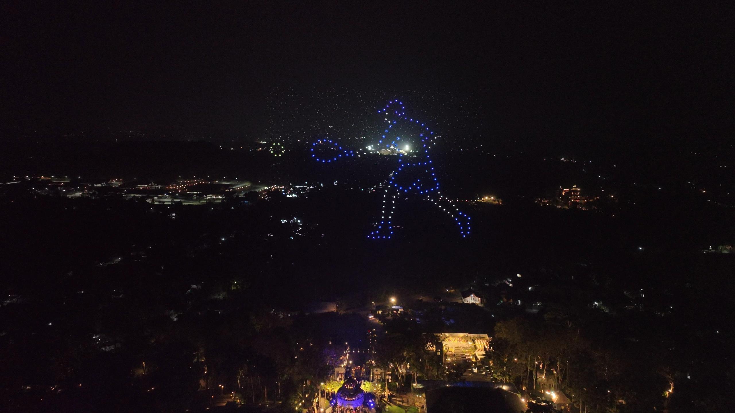 Formasi figur pemain dengan raket dan bola pada wedding Rahmani & Glen di Plataran Borobudur, Magelang.
