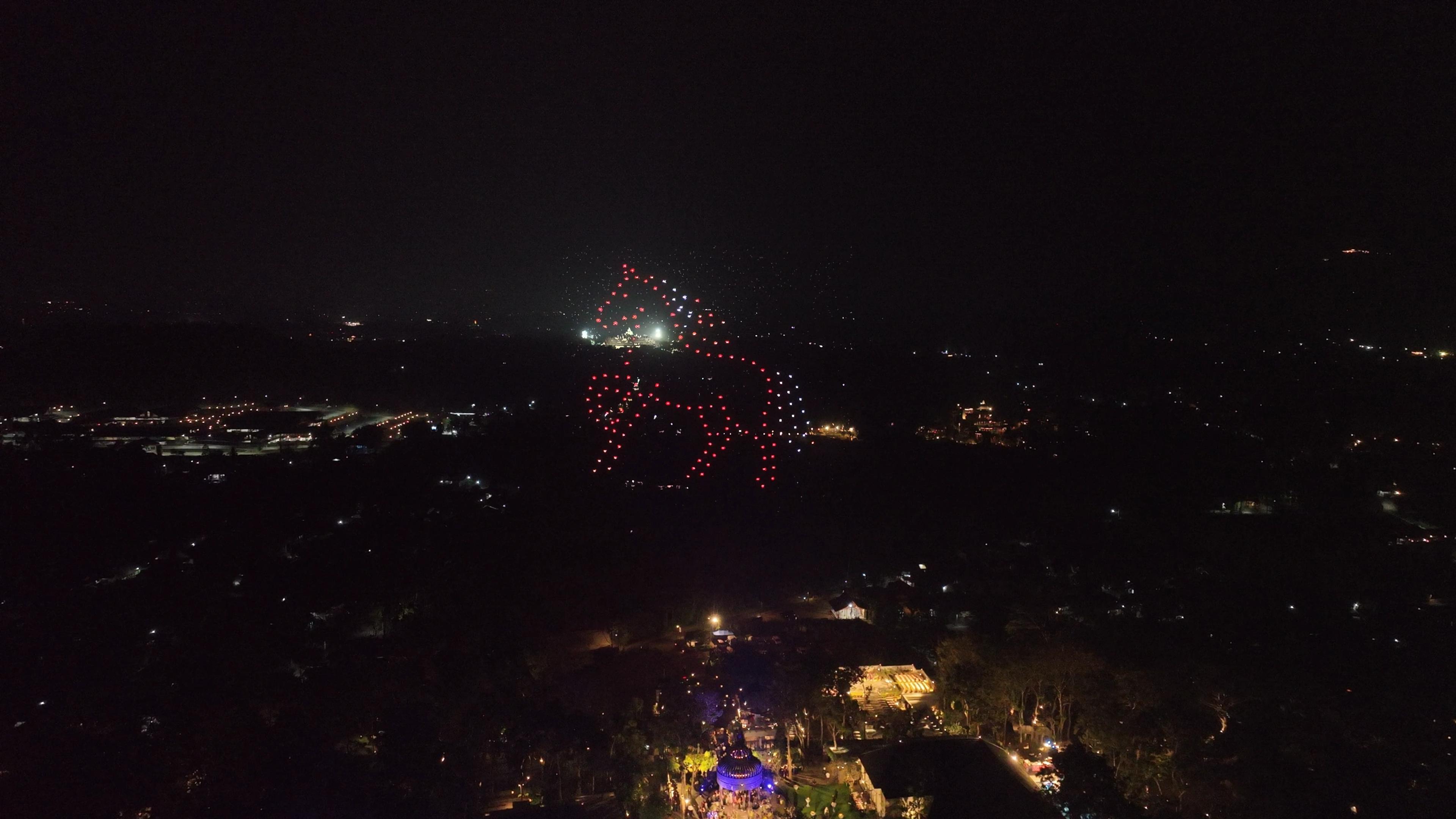Siluet kuda dari cahaya drone pada wedding Rahmani & Glen di Plataran Borobudur, Magelang.