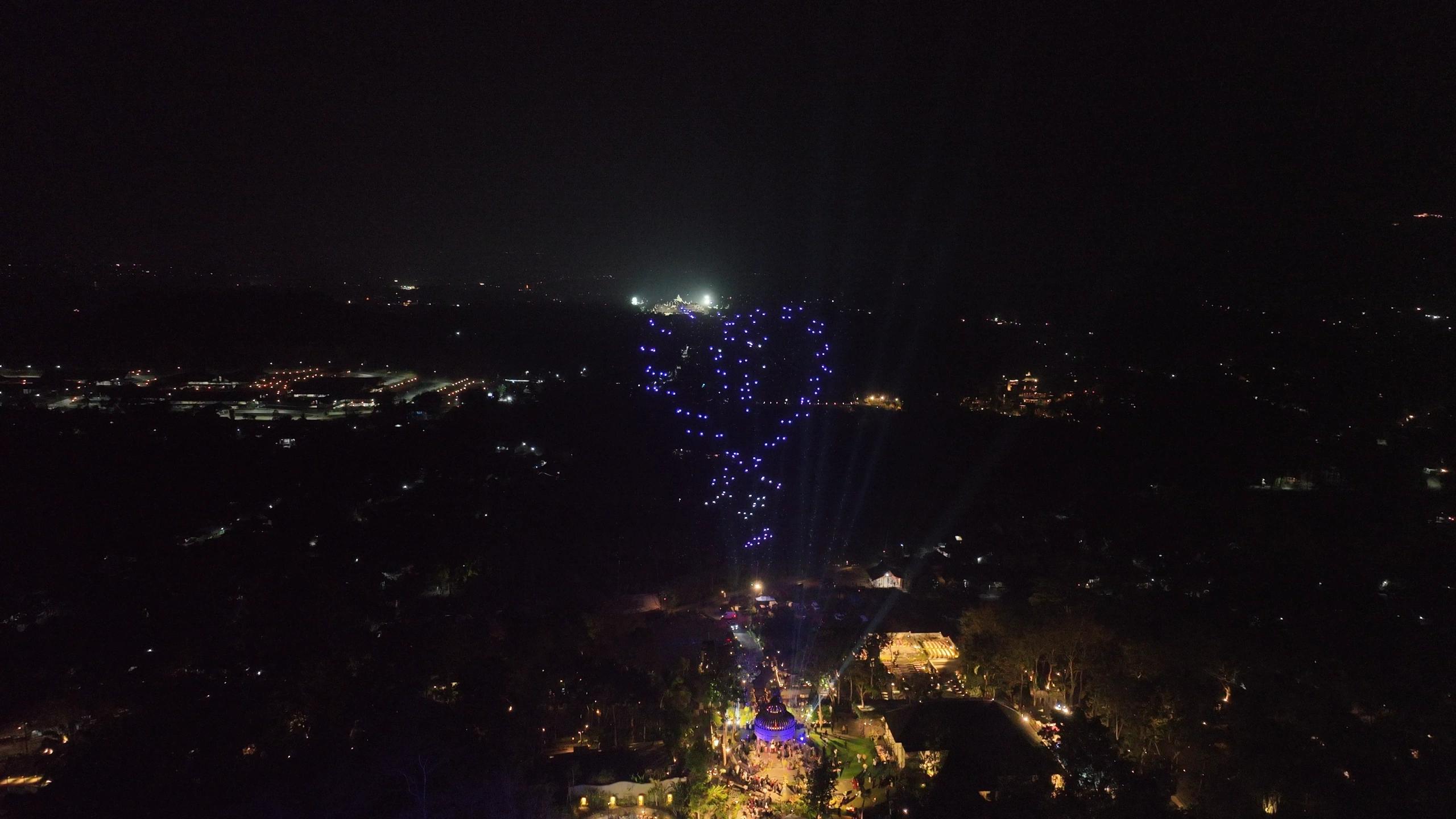 Titik cahaya drone membentuk garis menyerupai hati saat takeoff di Plataran Borobudur.