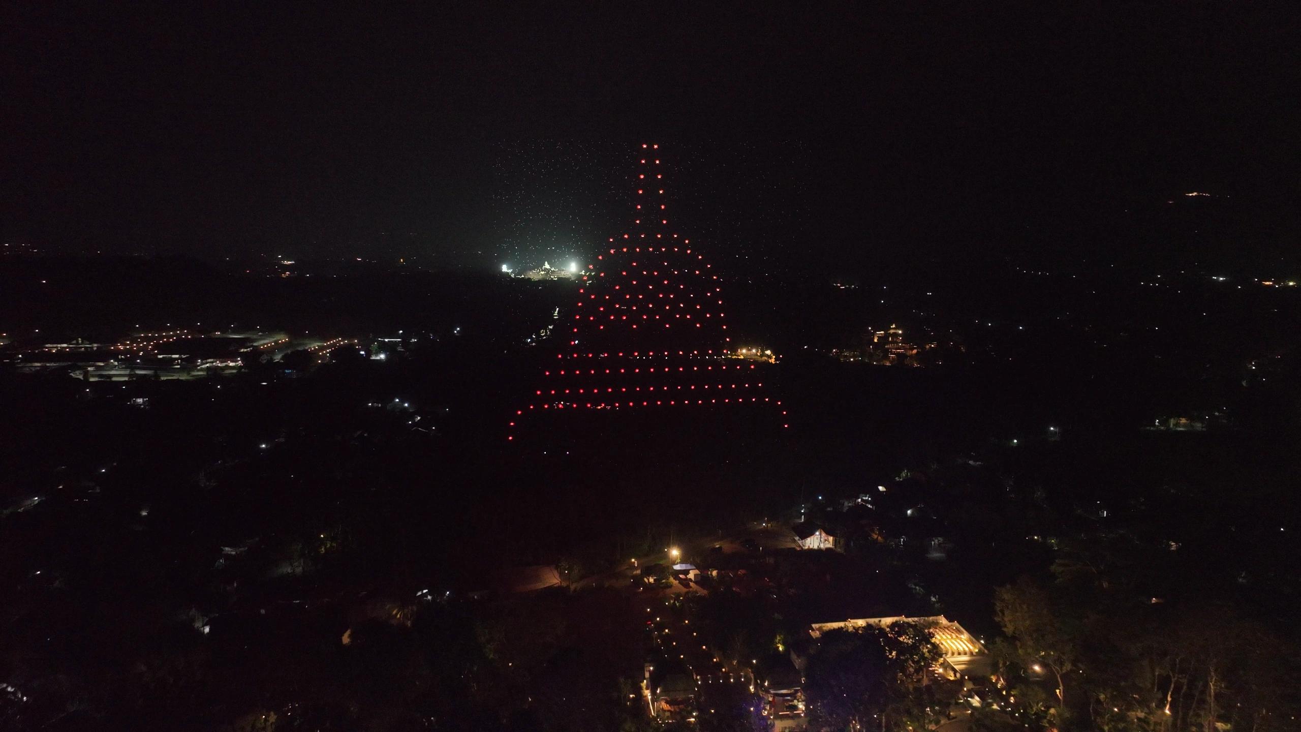 Cahaya drone merah menggambarkan sebagian Candi Borobudur pada pertunjukan di Plataran Borobudur.