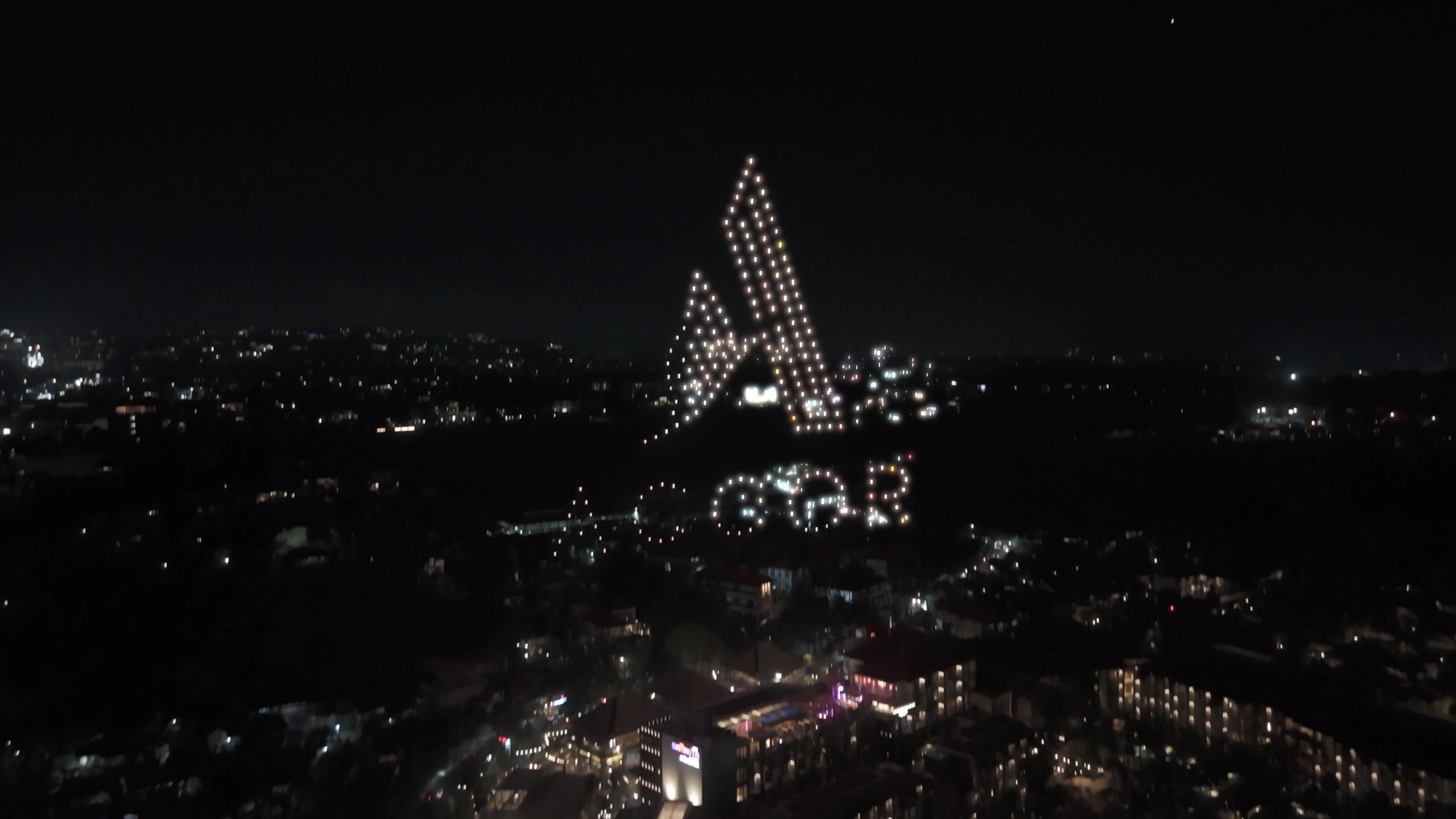 Logo Accor dibentuk 200 drone di atas Jimbaran, Bali.