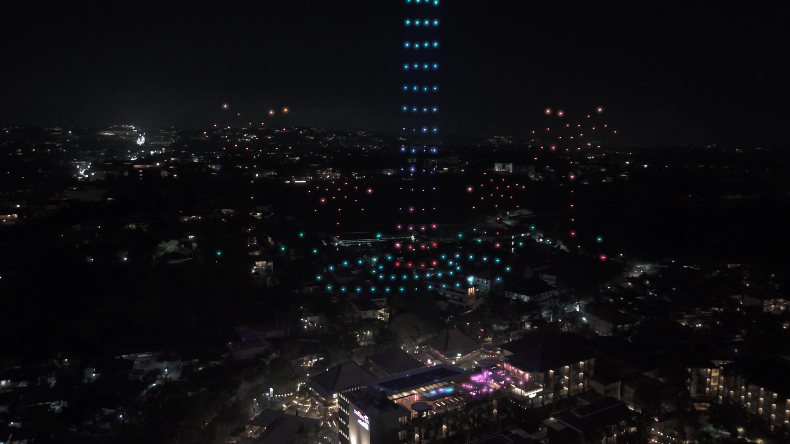 Kolom cahaya drone berbentuk air terjun di atas Mövenpick Resort & Spa Jimbaran Bali.