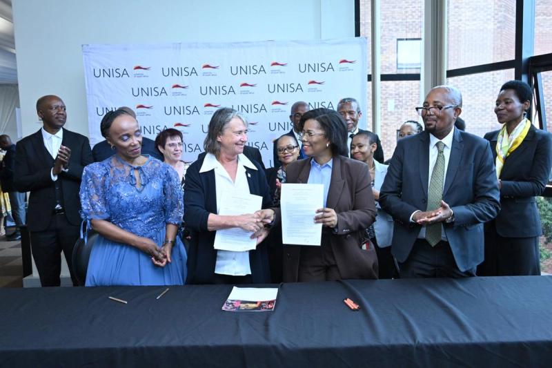 Back row from left to right: Dr Azwinndini (acting VP: Teaching, Learning, Community Engagement and Student Support), Dr Matseliso Molapo (acting VP: Strategy, Risk and Advisory Services portfolio, Olivier Pieume (UNESCO-UNEVOC Chief Technical Cooperation Unit), Dr Nkosinathi Sishi (Director-General: Department of Higher Education and Training), Prof Sello Mokoena (Local Organising Committee Chair), Sindisiwe Chikunga (Minister: Women, Youth and Persons with Disabilities), Prof Puleng LenkaBula (PVC: Unisa) and distinguished delegates.