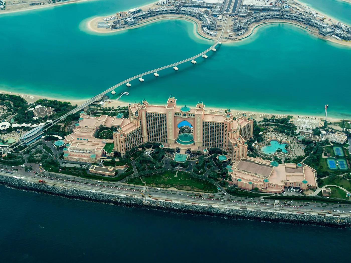 The Shopaholic’s Guide to Dubai: Navigating Malls, Souks, and Shopping Festivals