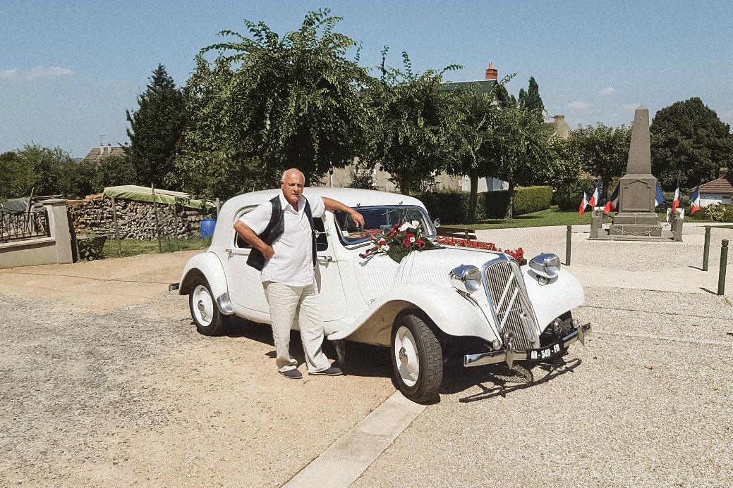 Claude Trompat et voiture de collection durant un mariage