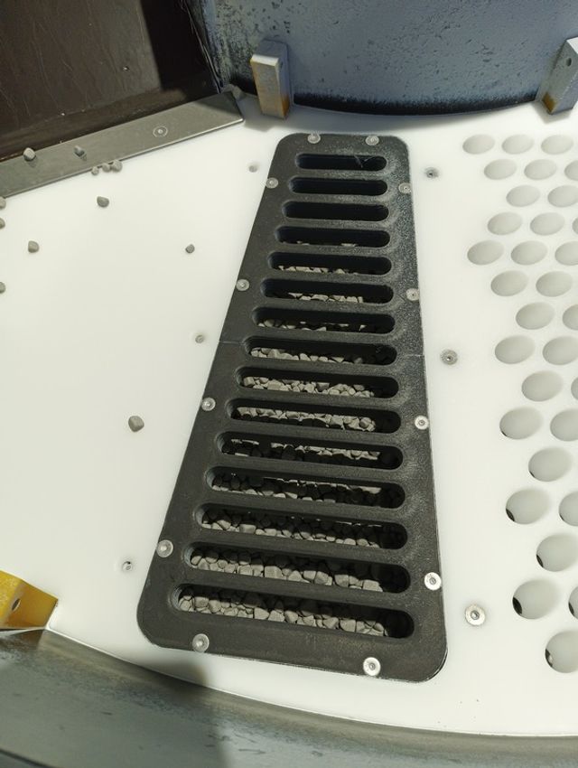 Plaque de séparation pour machine de tribofinition