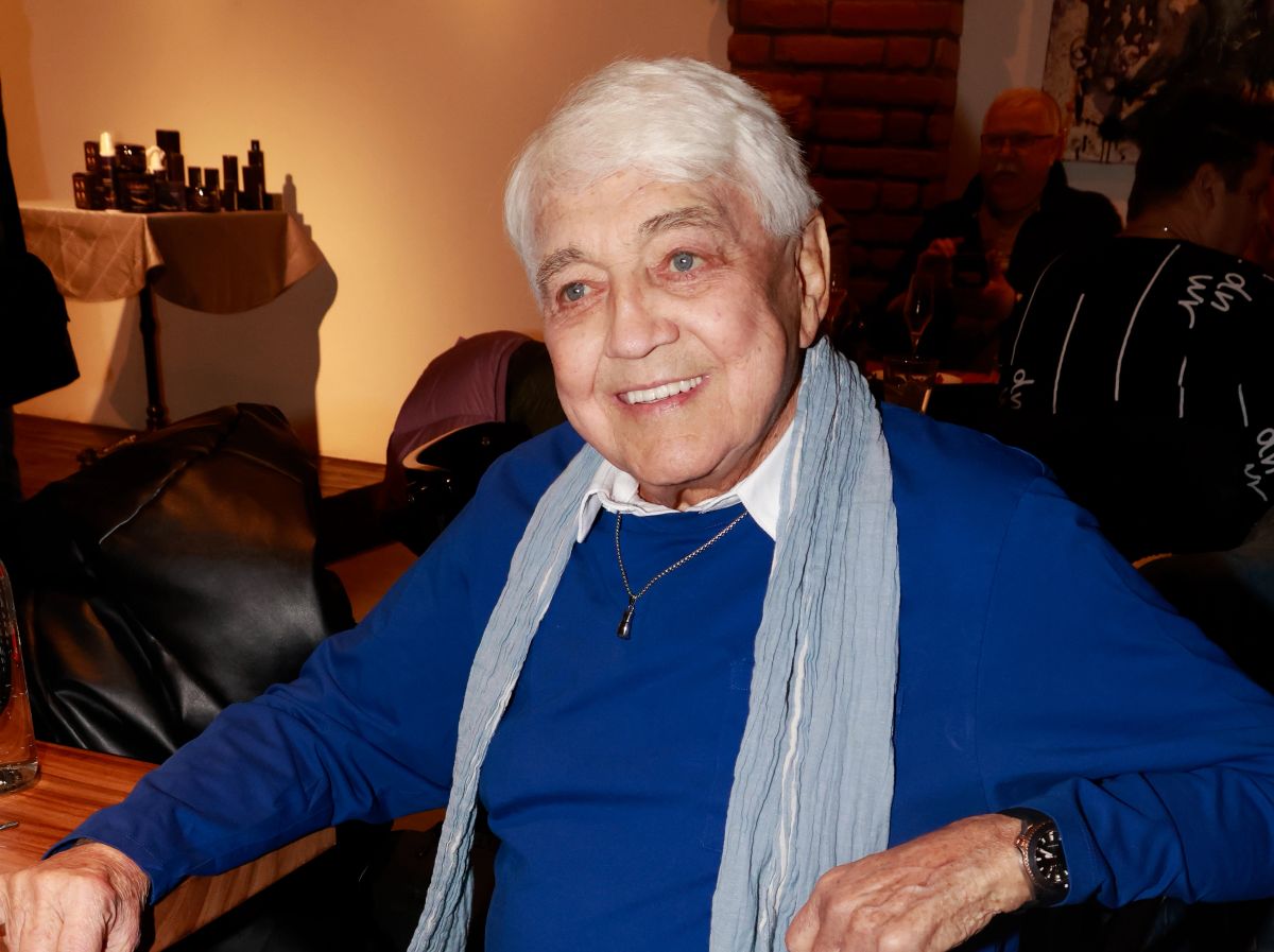 Jiří Krampol je ve velmi vážném stavu. V nemocnici bojuje o život, přátelé se s ním jeli rozloučit Jiří Krampol je ve velmi vážném stavu. V nemocnici bojuje o život, přátelé se s ním jeli rozloučit