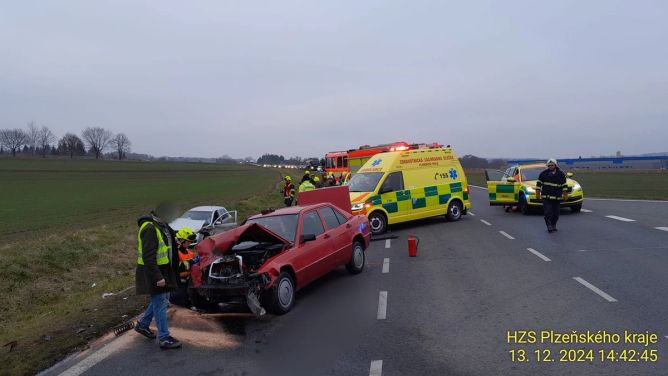 Na místě se srazila dvě osobní auta. Na místě se srazila dvě osobní auta.