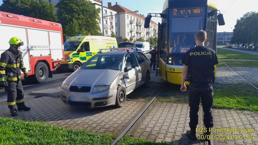 Vážná nehoda v Plzni. Auto se srazilo s tramvají, na místě jsou zranění