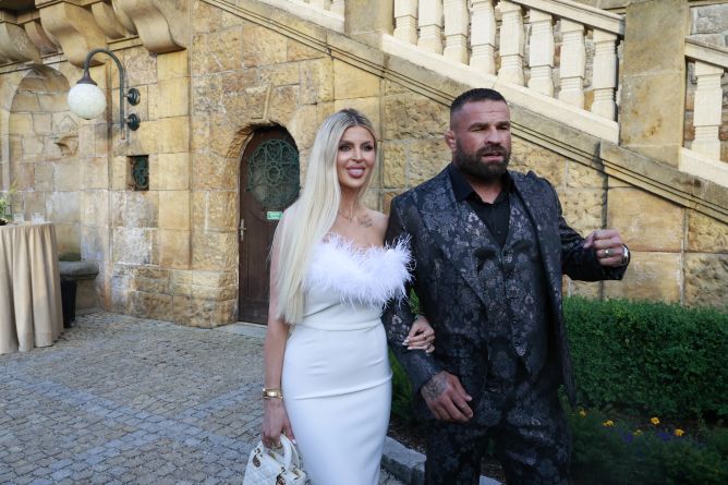 Vražedný výstřih a podpatky: Lela Vémola v Karlových Varech, syna svěřila profesionální péči Vražedný výstřih a podpatky: Lela Vémola v Karlových Varech, syna svěřila profesionální péči