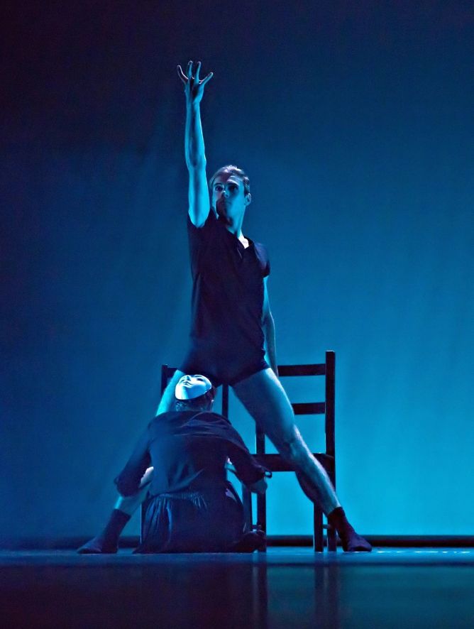 Dominik Vodička daroval svých 100 000 Kč taneční škole. Dominik Vodička daroval svých 100 000 Kč taneční škole.