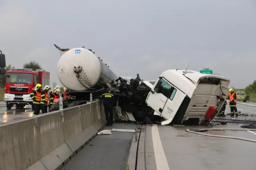 Na dálnici D2 srazilo auto chodce, na D1 se převrátila cisterna