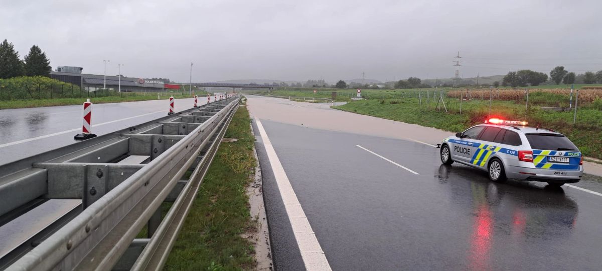 Dálnice D55 i D1 je uzavřena. Voda zaplavila silnice, na místě jsou hasiči Dálnice D55 i D1 je uzavřena. Voda zaplavila silnice, na místě jsou hasiči