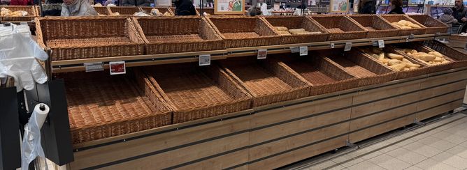 Prázdné regály hovoří za vše. Prázdné regály hovoří za vše.