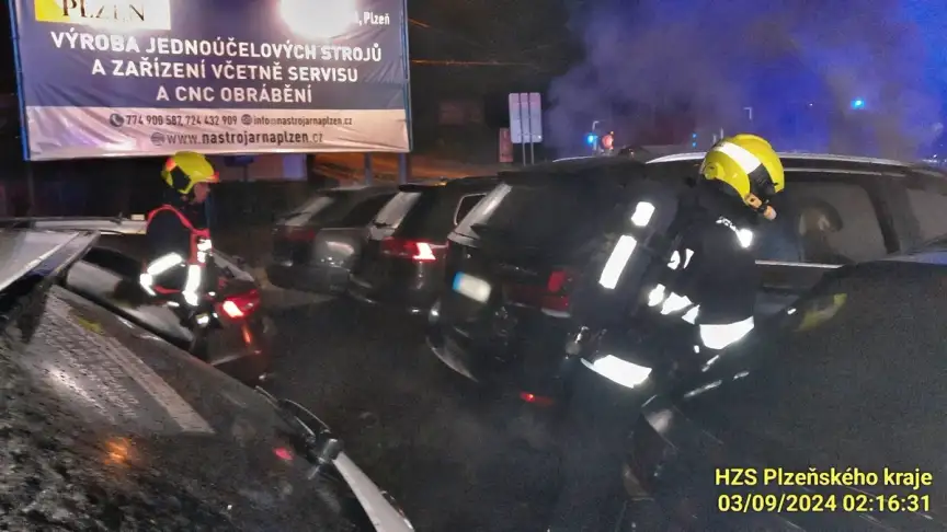 Velký požár autobazaru v Plzni. Škody půjdou do milionů