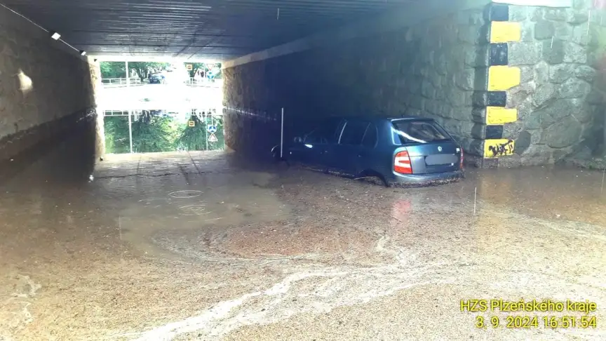 V Rokycanech uvízlo po bouřce auto pod zatopeným mostem. Vyprošťovali ho hasiči