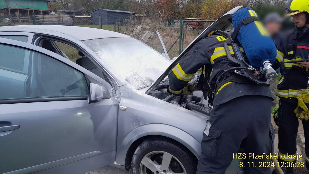 Řidič uhasil hořící auto hasicím přístrojem, nadýchal se zplodin