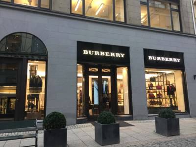  Nový CEO Joshua Schulman představuje plán Burberry Forward k obnovení zisku.