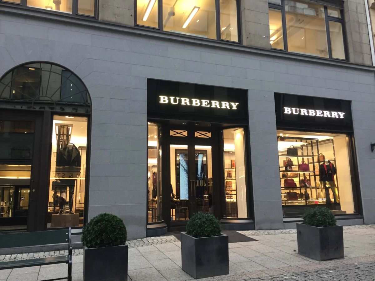 Luxusní značka Burberry jde ke dnu. Nedosahuje zisku a tržby klesají Luxusní značka Burberry jde ke dnu. Nedosahuje zisku a tržby klesají