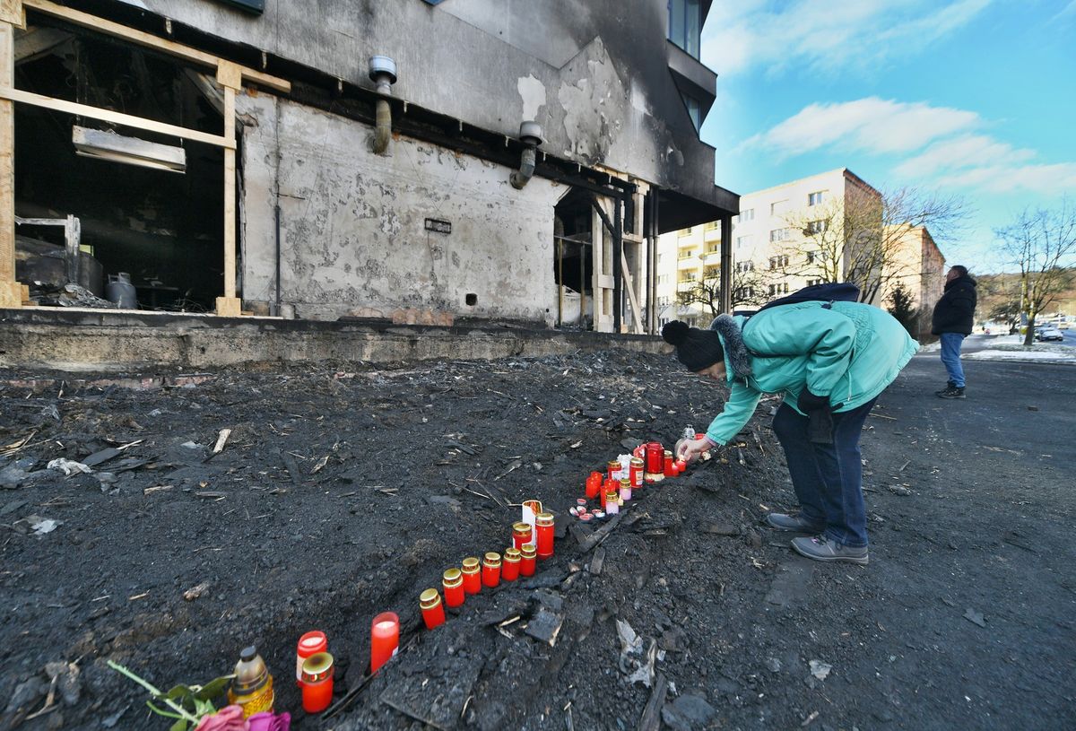 Požár v Mostě má další oběť. Byla to mladší žena