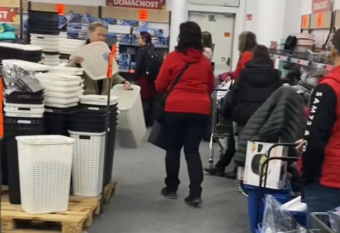 Lidl Outlet doslova pobláznil zákazníky. Lidl Outlet doslova pobláznil zákazníky.