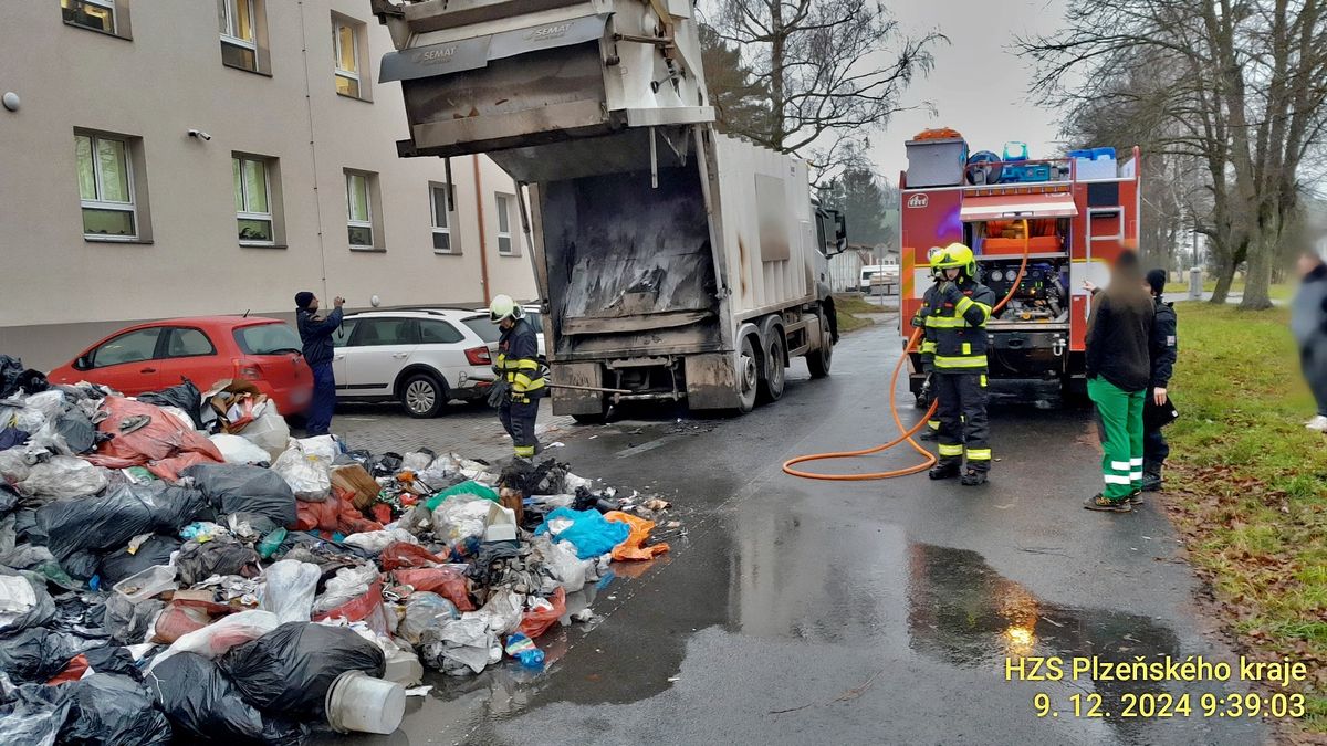 V Janovicích nad Úhlavou začal hořet popelářský vůz
