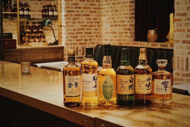 Mladí lidé nemají problém sehnat alkohol. Mladí lidé nemají problém sehnat alkohol.