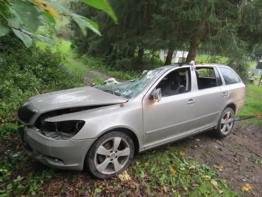 16letý kluk převrátil auto na střechu. 5 osob je zraněných 