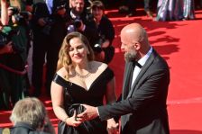 První večer ve Varech: Elegantní róby, odhalené dekolty a jedna volba, která rozděluje fanoušky