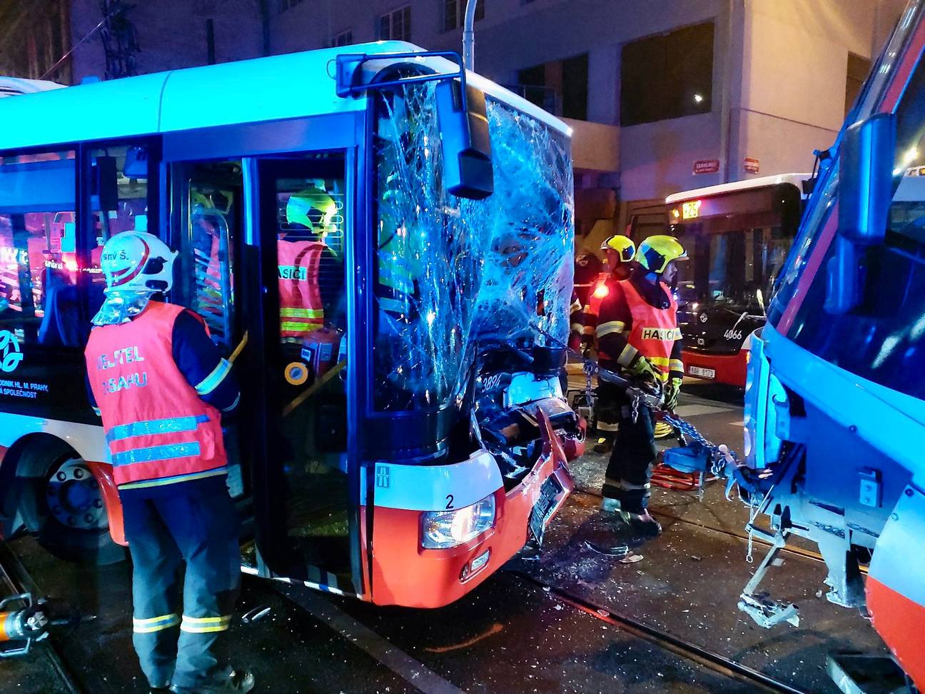 Vážná nehoda v Praze: Tramvaj se srazila s autobusem, řidič je zaklíněný