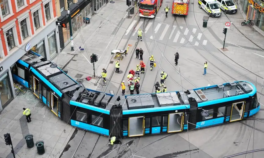 VIDEO: Tramvaj plná lidí prorazila v Oslovu výlohu obchodu Apple