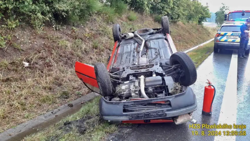 U Klatov došlo k vážné nehodě. Jedno auto skončilo na střeše, silnice je uzavřená