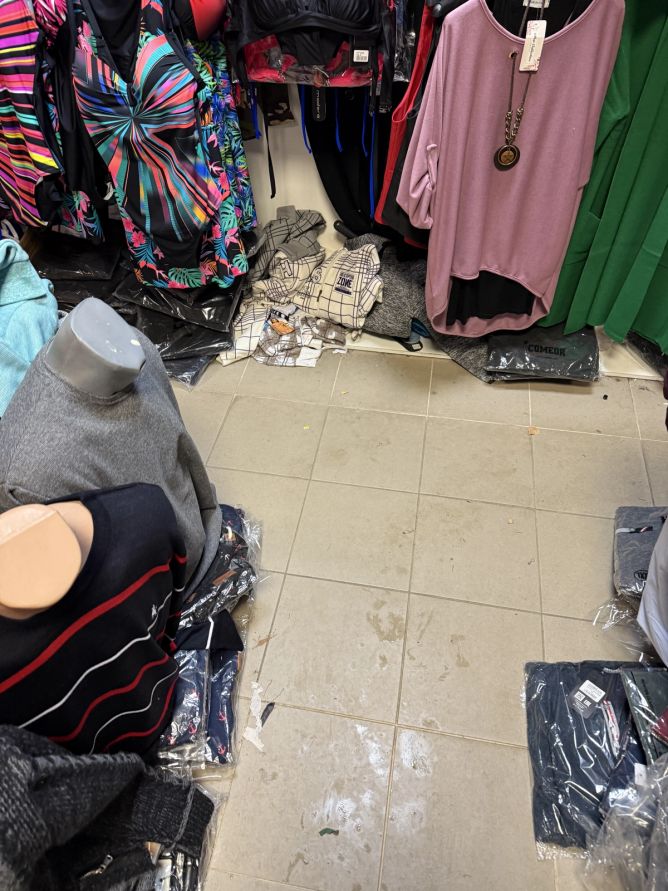 Špinavé oblečení si koupit nikdo nechce. Špinavé oblečení si koupit nikdo nechce.