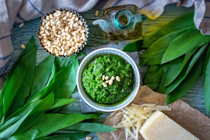 Česnekové pesto je skvělý doplněk k jídlu. Česnekové pesto je skvělý doplněk k jídlu.