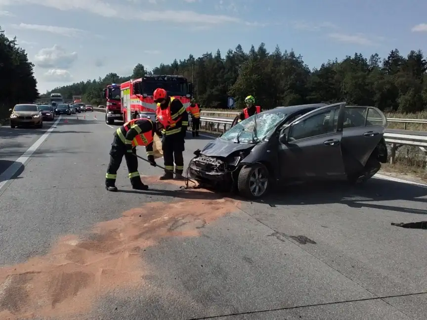 D1 blokuje nehoda. Průjezdný je pouze odstavný pruh, tvoří se kolony