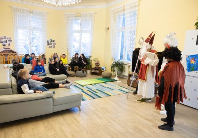 Herci TV Nova dělali radost dětem v dětském domově. Herci TV Nova dělali radost dětem v dětském domově.