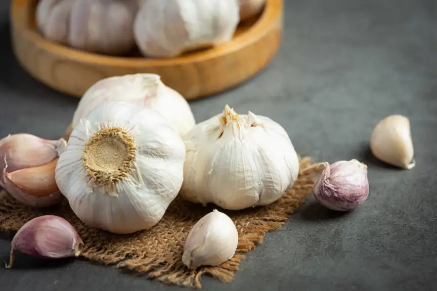 Česnek pomáhá přirozeně snižovat cholesterol.