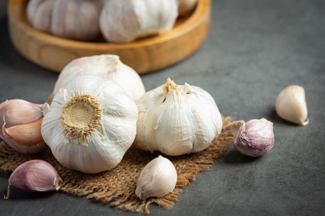 Česnek pomáhá přirozeně snižovat cholesterol. Česnek pomáhá přirozeně snižovat cholesterol.