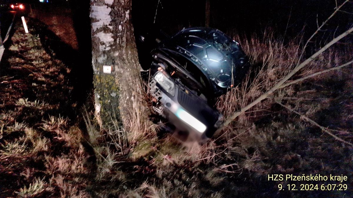 Řidič v Rozvadově nezvládl řízení, auto narazilo do stromu Řidič v Rozvadově nezvládl řízení, auto narazilo do stromu