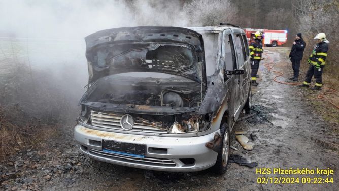 Požár dodávky na Plzeňsku. Požár dodávky na Plzeňsku.