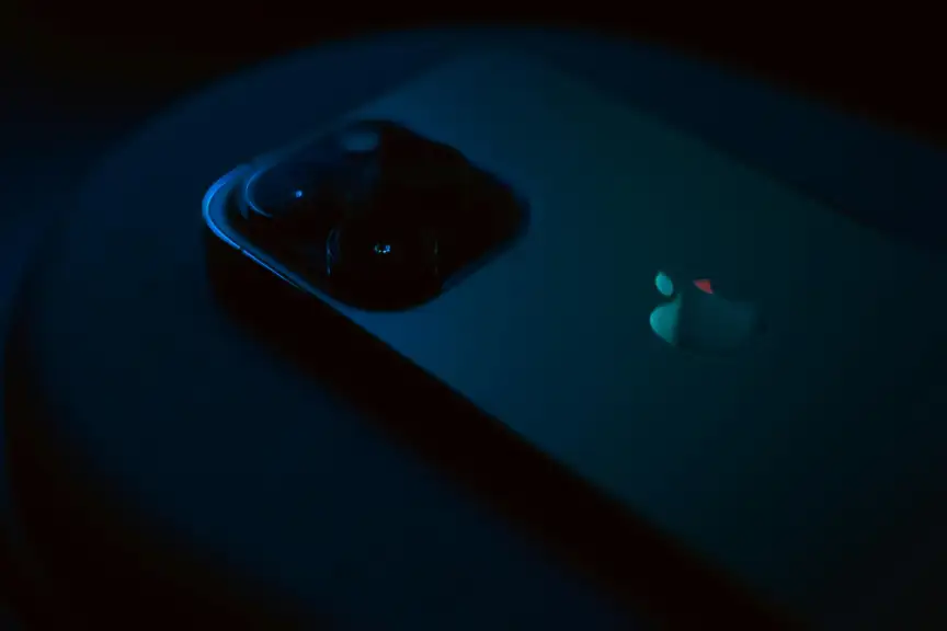 Nová barva iPhonu 16 Pro se bude jmenovat Desert Titanium