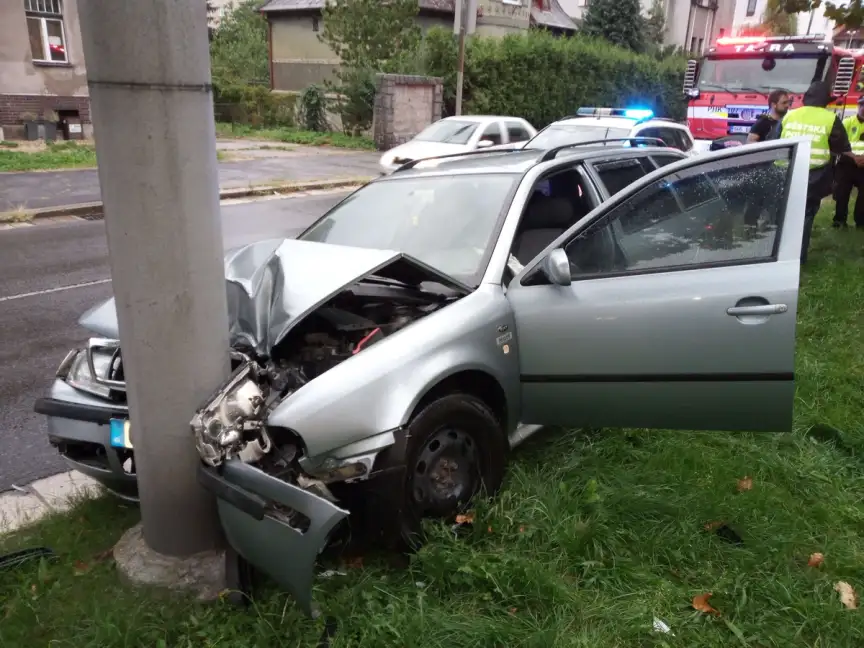 Vážná nehoda v Hradci Králové. Auto narazilo v centrum města do sloupu