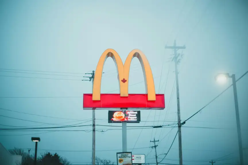 Z Čechů otroci: V McDonaldu odpracovali stovky hodin, peníze neviděli