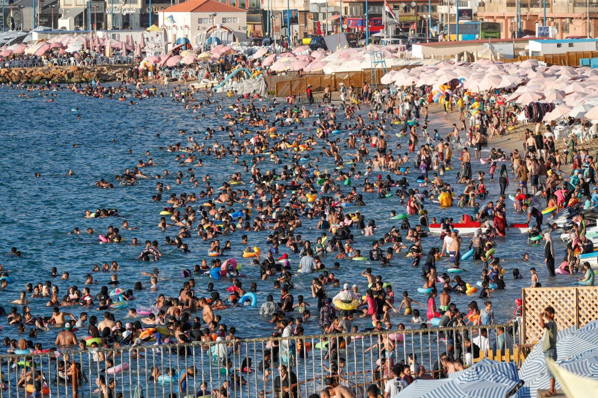 Egyptské letovisko pod náporem turistů. Lidé leži hlava na hlavě, někteří se dokonce i pošlapali Egyptské letovisko pod náporem turistů. Lidé leži hlava na hlavě, někteří se dokonce i pošlapali