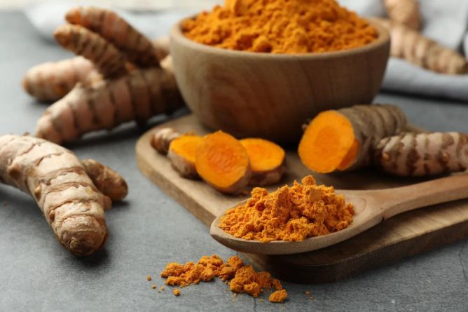 Mletá kurkuma a čerstvý kořen Mletá kurkuma a čerstvý kořen