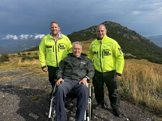 Miloš Zeman skončil v policejní bundě. Miloš Zeman skončil v policejní bundě.