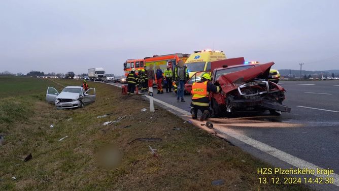 Vážná dopravní nehoda blokuje hlavní tah na Domažlice. Vážná dopravní nehoda blokuje hlavní tah na Domažlice.