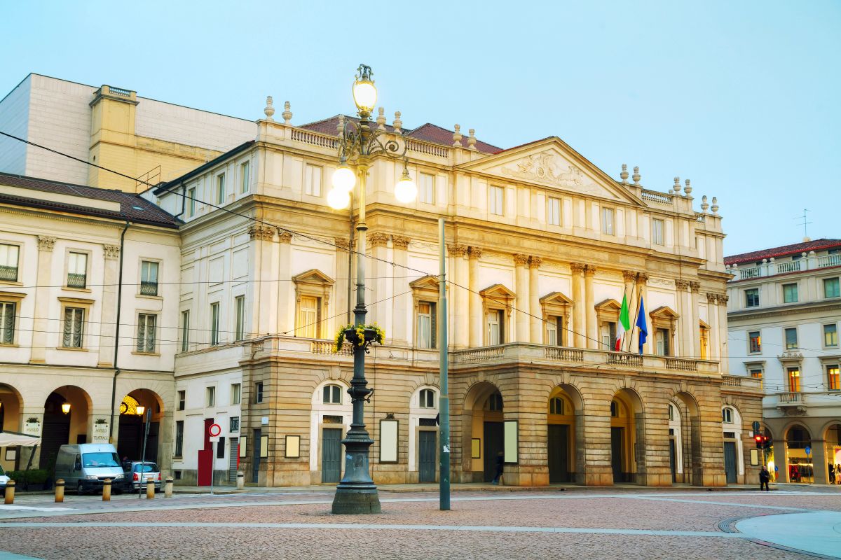 Šok v Miláně: Vrací se přísná pravidla oblékání. Kdo neprojde, zůstane před branami Šok v Miláně: Vrací se přísná pravidla oblékání. Kdo neprojde, zůstane před branami